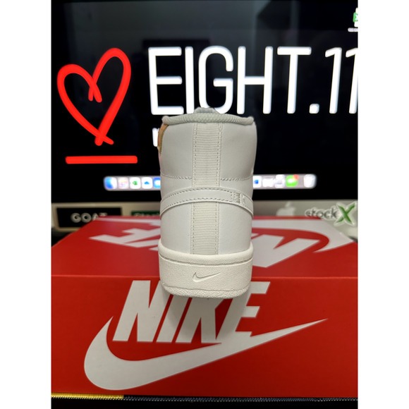 NEW WMNS SZ 10.5 Nike Women's Court Royale 2 Mid TRIPLE WHITE CT1725-100 - Picture 4 of 6